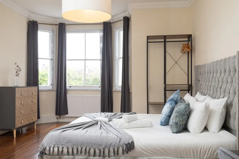 Large Putney Oasis 3-Bed with Garden & Parking - Image 1