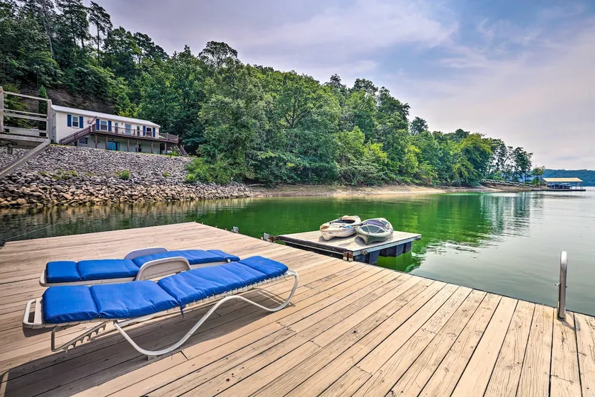 Cranes Nest - Huge dock with two kayaks for the guest's use! - Image 1