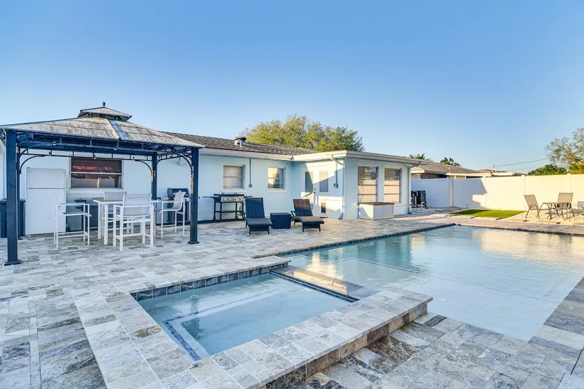 Private Hot Tub: Breezy Seminole Stay! - Image 1