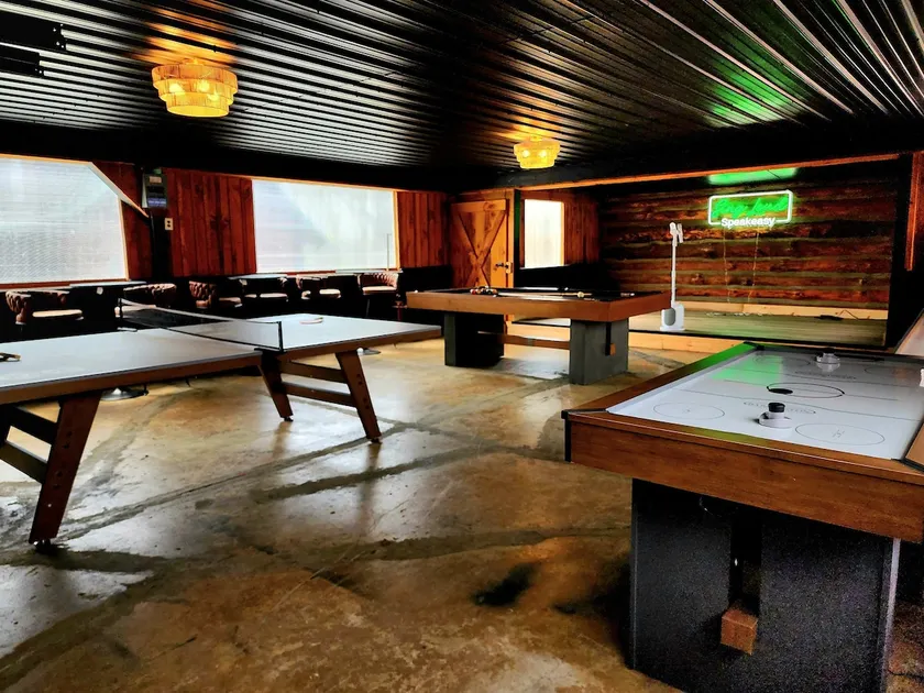 Private Fun Barn~Hot Tub~Pool Table~Karaoke - Image 1