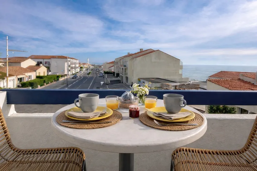 Spacious apartment with ocean view in the Chaume district - Image 1