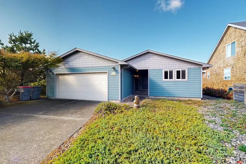 Sunny 3BR Dog Friendly | Hot Tub | Deck | - Image 1