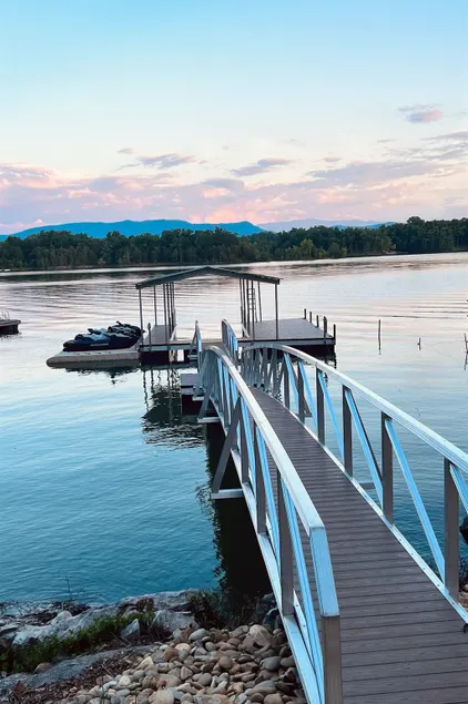 20% OFF Lone Oak Lakehouse- Luxury, Lakefront, Firepit, Hot Tub, Kayaks - Image 1