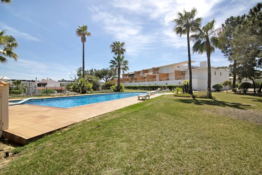 Appartamento con piscina, giardino e terrazza | Vista sul giardino - Image 1