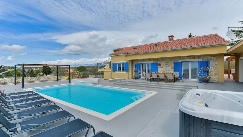 Villa RE with pool and spa - Image 1