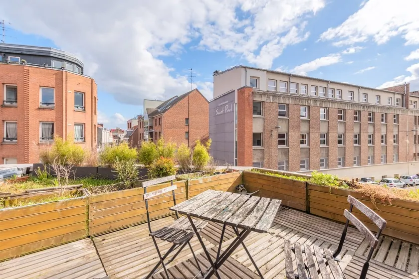 Bright apartment with rooftop and private garage. - Image 1