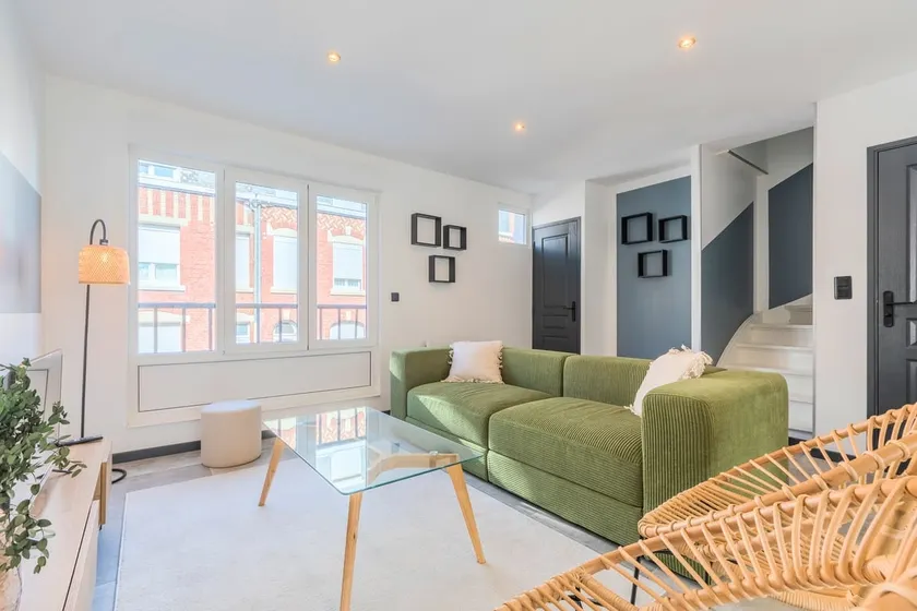 House with 4 bedrooms, 2 bathrooms, garden and private parking. - Image 1