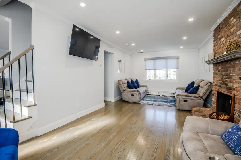 Modern Home w. Large Dining Area | Playset & WiFi - Image 1