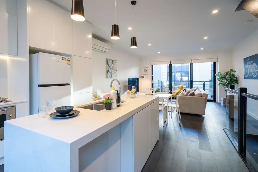 Port Melbourne 3-level TH *FreeParking *Smart TV - Image 1