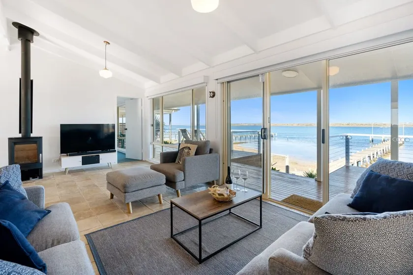 Beladura - 35 Goolwa Channel Drive Hindmarsh Island - Linen Included - Image 1