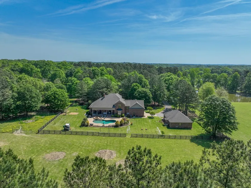 Hidden Haven on 9 acre, pond, barn and more, sleeps 20 - Image 1