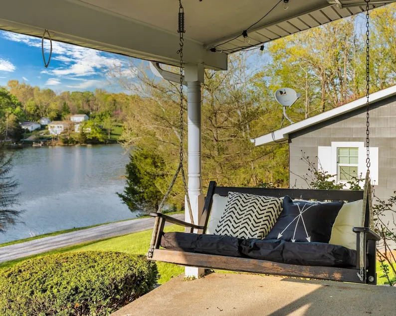 Lakefront Lakehouse near Ark Encounter with kayaks - Image 1
