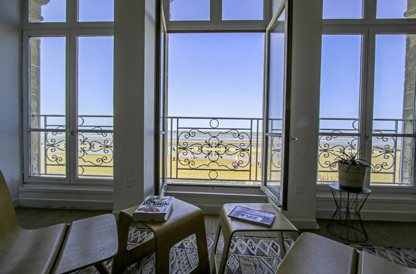 Panoramic Mulberry Beach plendid sea front apartment - Image 1