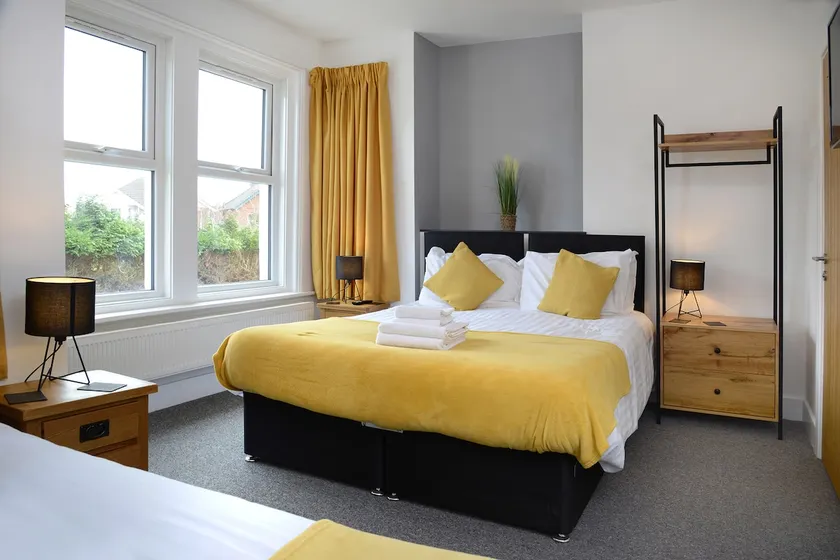 Stylish and spacious Southampton stay - Image 1