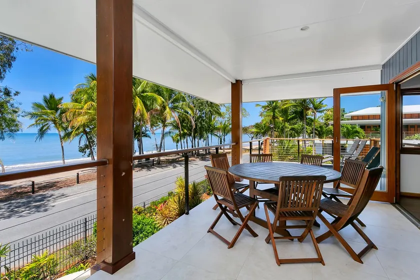 Reeflections Beachfront Holiday House - Image 1