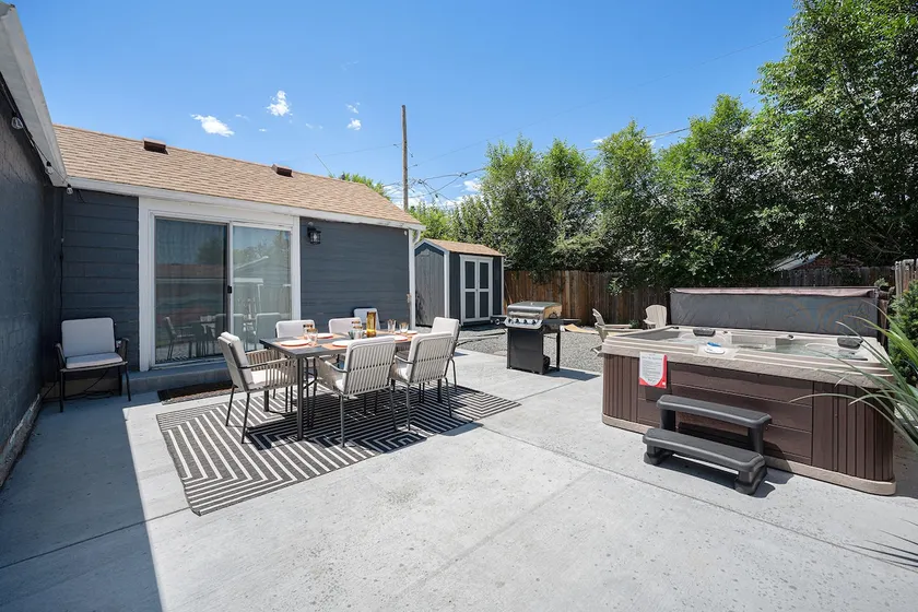 Prime Location Retreat with Hot Tub and BBQ - Image 1