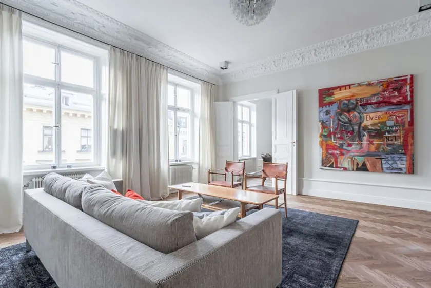 Luxurious apartment in posh district - Image 1