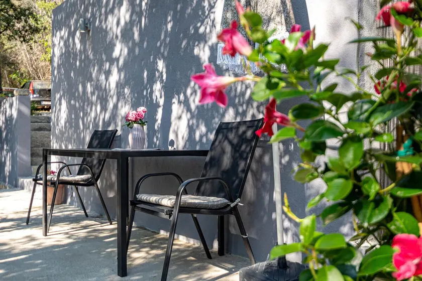 Holiday home with BBQ, terrace & garden | Sea view - Image 1
