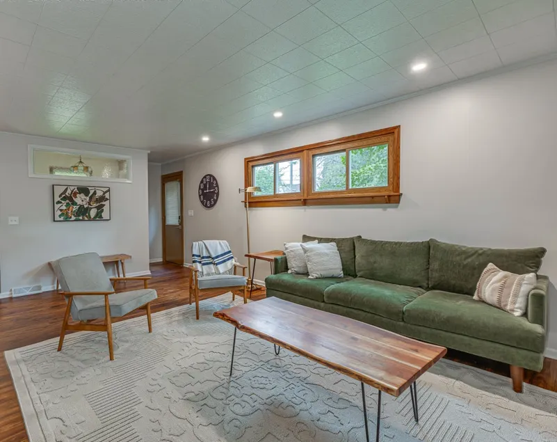 Beautiful 3BR Home Near Lake MI - Image 1