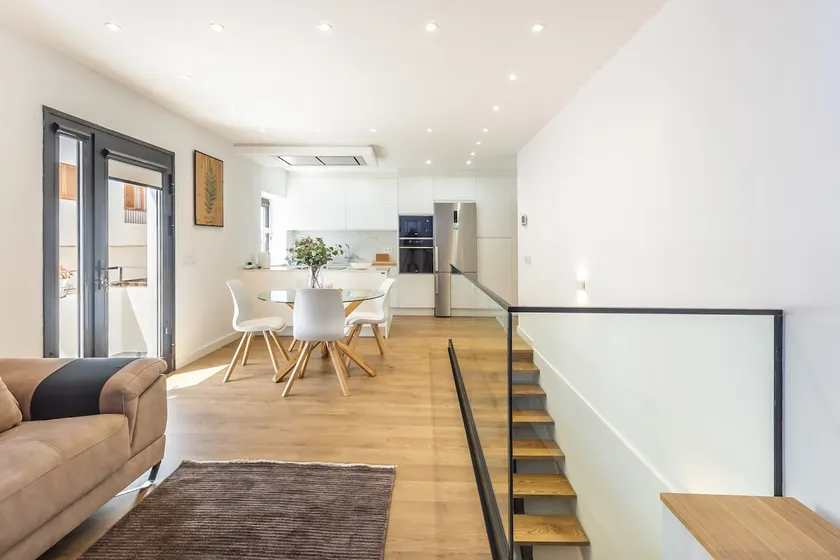 Modern Balcony House - Solarium Terrace - Parking - Image 1