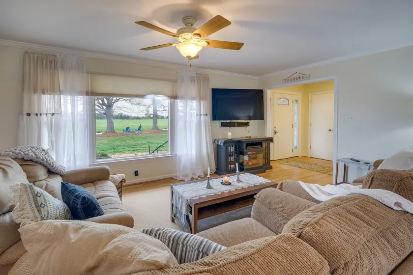 Deck & Pasture Views! Bealeton Farmhouse Escape - Image 1