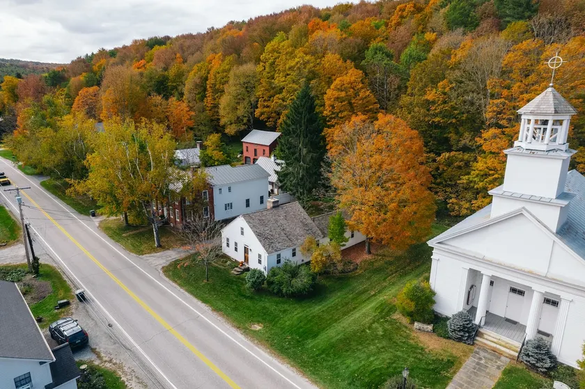 Historic, Walk to Town - South Woodstock Cottage - Image 1