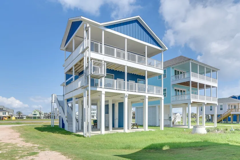 Ocean Views, Steps to Sand! Coastal Galveston Gem - Image 1