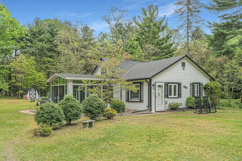 Charming Sawyer Cottage: Private Deck & Firepit - Image 1