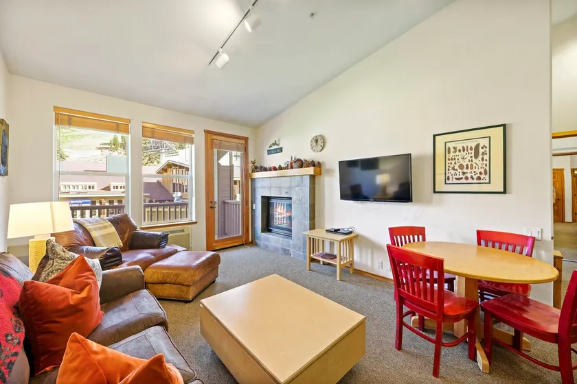 814 | Slopeside 2BD/2BA Spas, Sauna, Ski Access - Image 1
