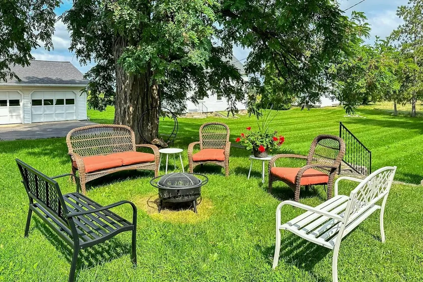 6BR country retreat with game room & large yard - Image 1
