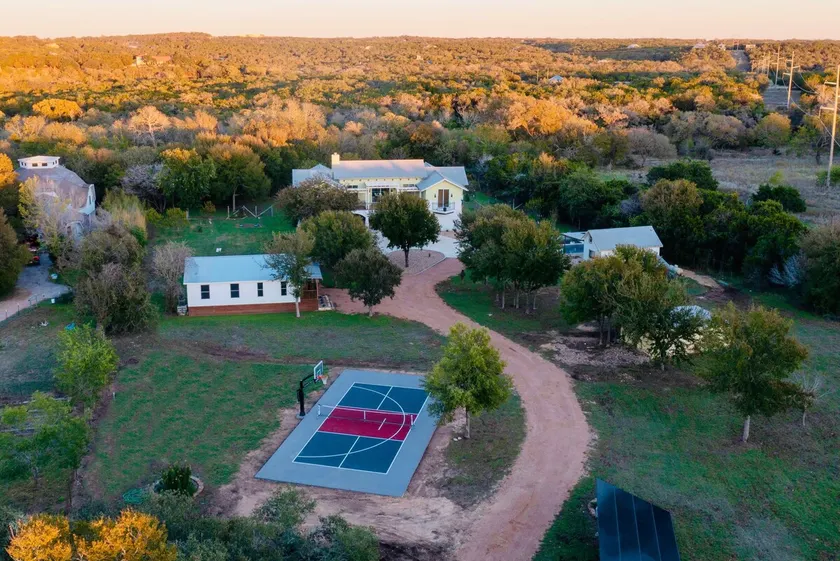 7 BR Gated Compound | Sleep 26 | Pool | Pickleball - Image 1