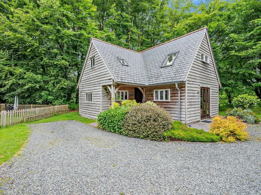 2 bedroom accommodation in Camelford - Image 1