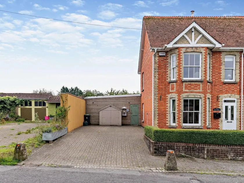 3 Bed in Gillingham oc-53854 - Image 1
