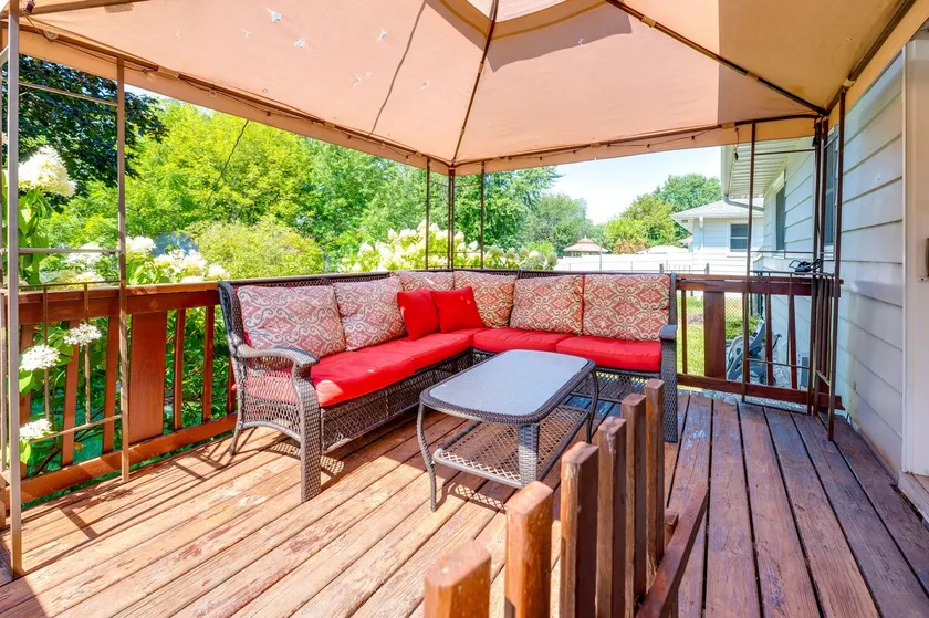 Family-Friendly Waterloo Abode w/ Deck! - Image 1
