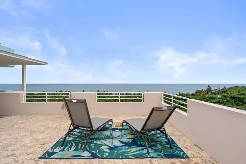 Faro Penthouse | Beachfront with Stunning Views - Image 1
