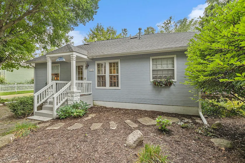 Garden Cottage: Steps to Beach & Screened Porch - Image 1