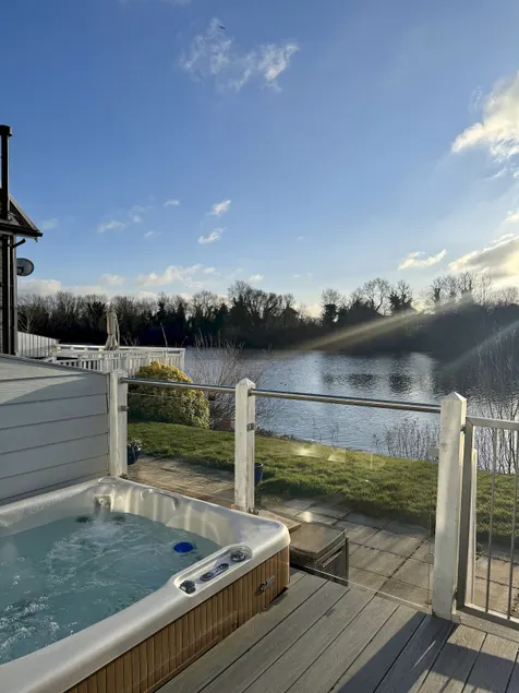 Modern Cotswold Lake House w Hot Tub Views - Image 1