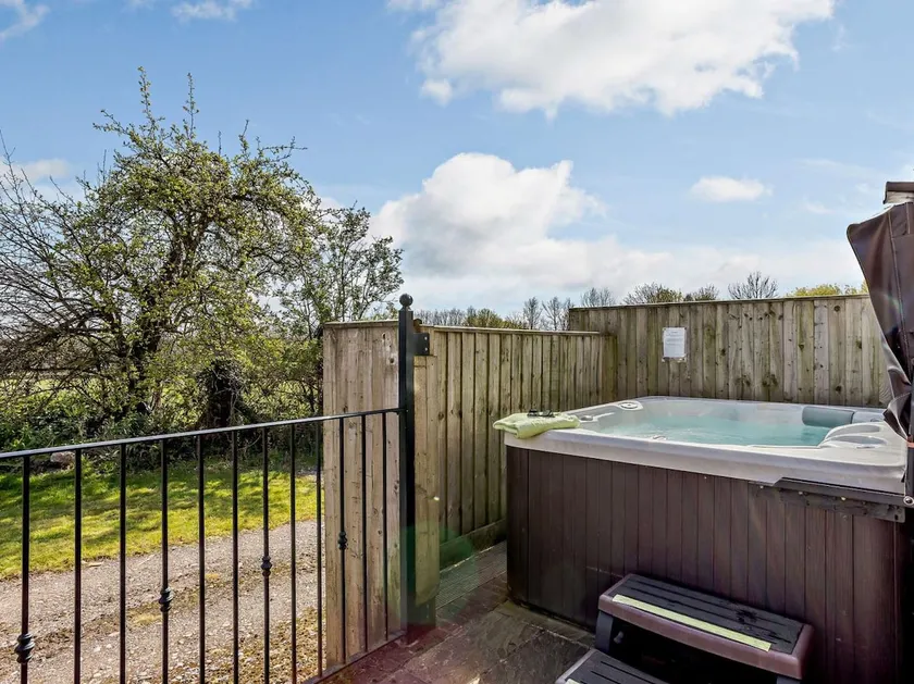 4 Bed in Taunton (oc-kibtr) - Image 1