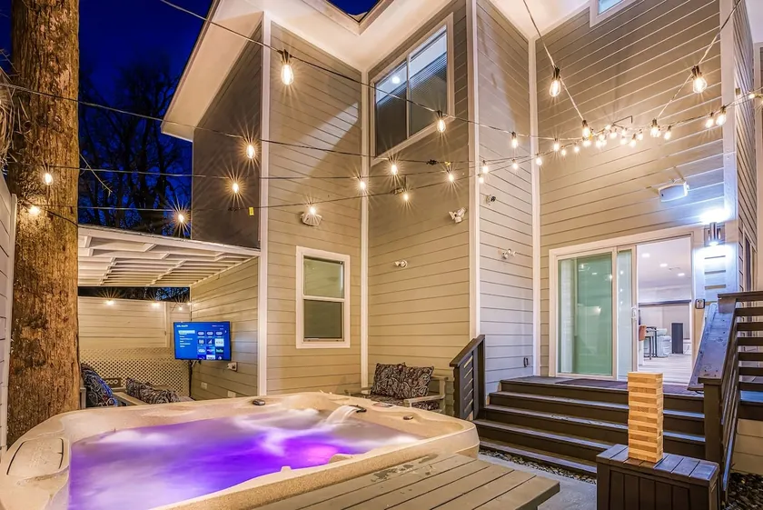 Stylish 6BR/5BA, DT, Hot Tub, Games, Sleeps 20+ - Image 1