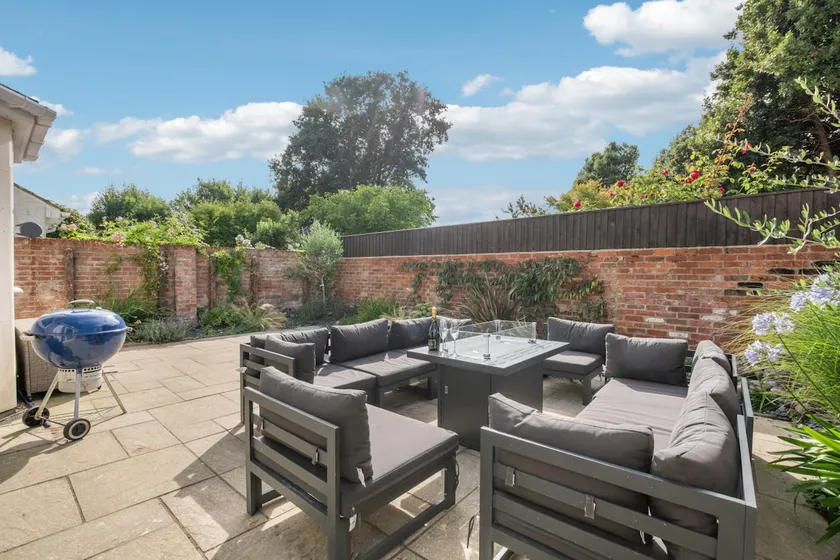 Lymington Retreat with Garden - Image 1