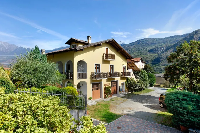 Ferienwohnung „Maison Lorent“ mit Bergblick, Balkon und WLAN - Image 1