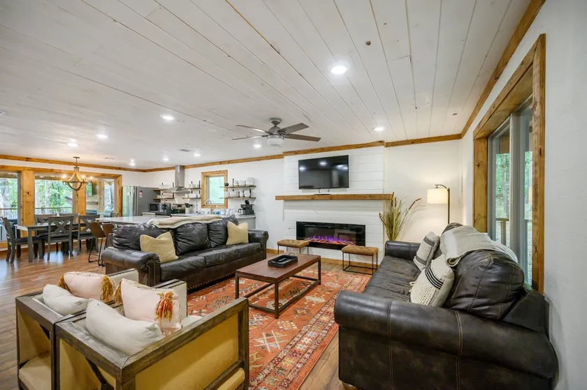 EZ Ridge Retreat | Hot Tub • Fire Pit • Sleeps 11 - Image 1