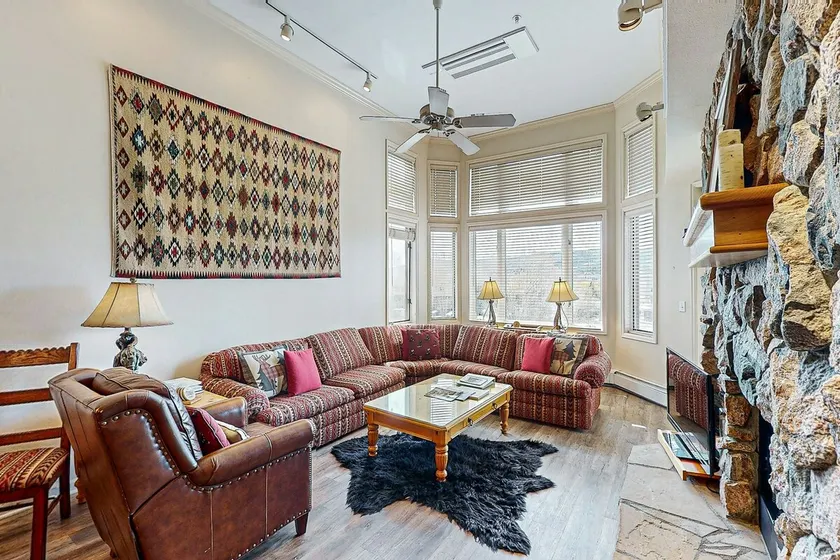 Comfortable 3BR Mountainview 3rd-Floor | Balcony - Image 1
