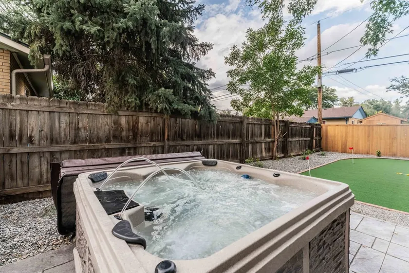 Game Room- Hot Tub- Sauna & Projector - Image 1