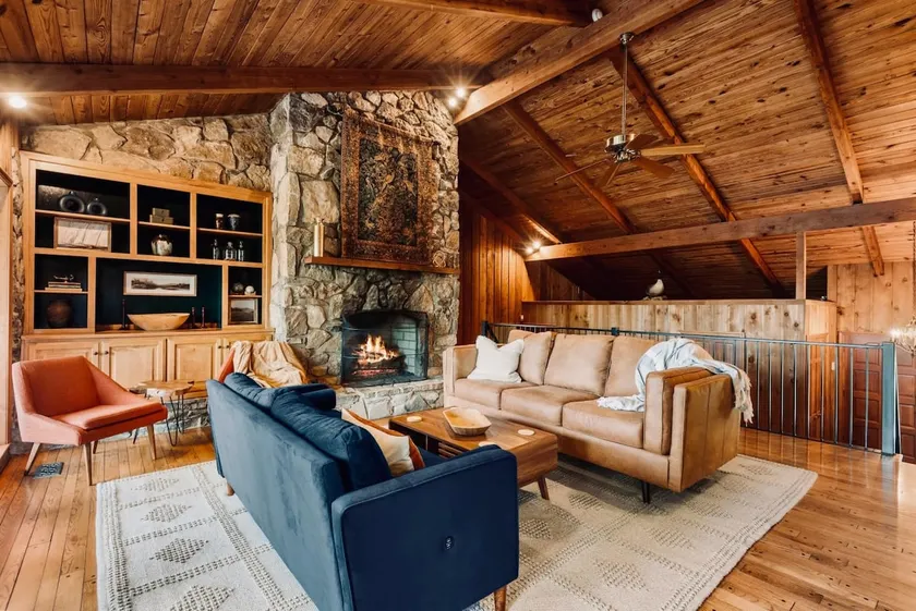 Chic Lakefront Home｜6 bdrm/4bath & Private Dock! - Image 1