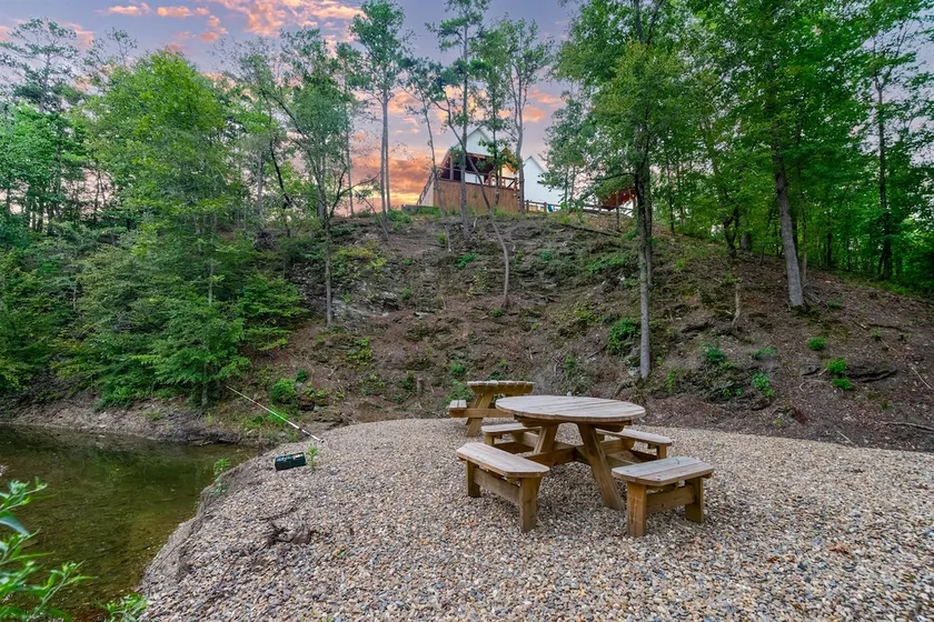 Private Creek + Mountain Views Retreat - Image 1
