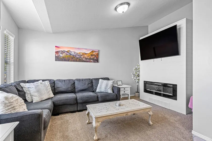 Large family home close to HAFB/Lagoon water park - Image 1