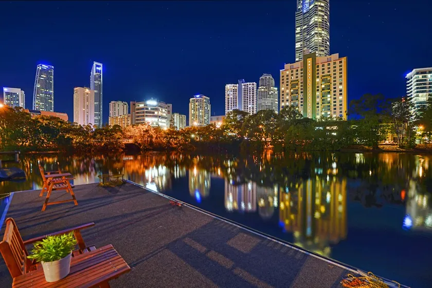 Anchorage Waters | Luxury Waterfront Home | Sleeps 20 | Walk to Beach & CBD - Image 1