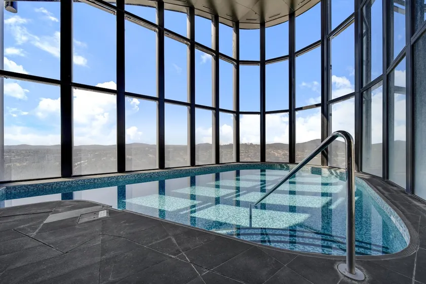 Chic 1-Bed with Stunning Lake View  Indoor Pool - Image 1