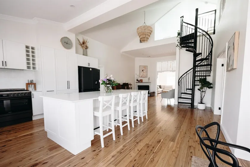 Centrally Located Spacious & Luxurious Cottage - Image 1